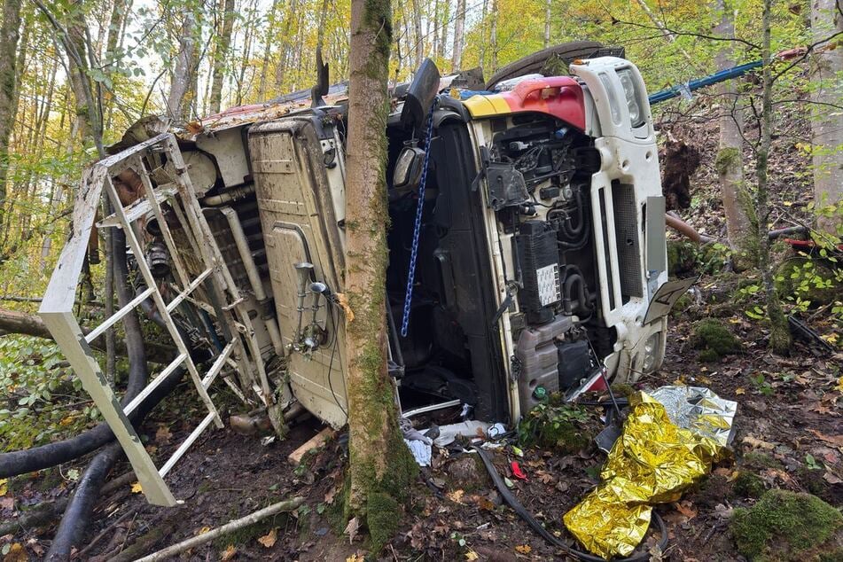Das Führerhaus des Lkw wurde stark verformt.