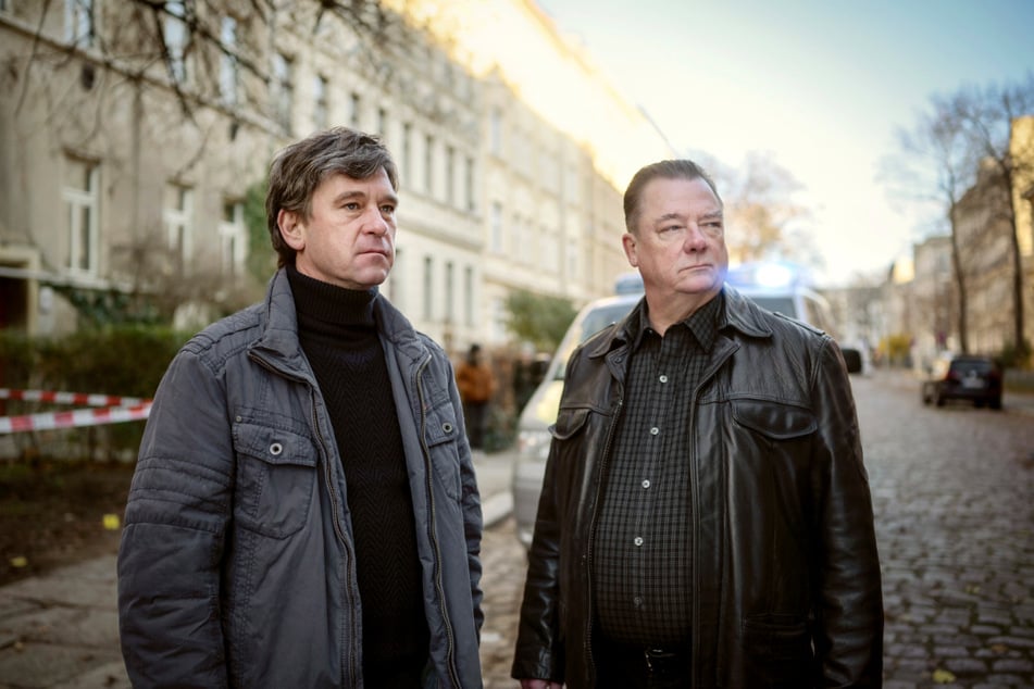 Peter Schneider (46, li.) und Peter Kurth (64) spielen die neuen Kommissare des Polizeirufs aus Halle. "An der Saale hellem Strande" wird am 30. Mai im Ersten ausgestrahlt.