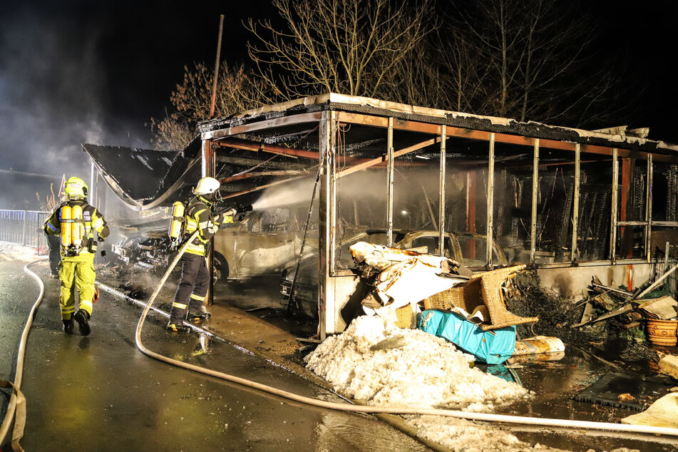 Völlig niedergebrannt! Ein Carport in Kirchberg (Landkreis Zwickau) ging in Flammen auf - die Feuerwehr konnte den Unterstand nicht mehr retten.