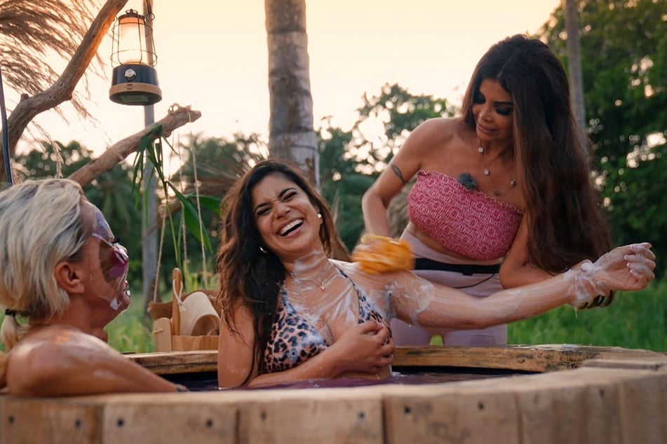 Während im Team "Green Geckos" Endzeitstimmung herrscht, lassen es sich die "Piranhas" im Luxuscamp gut gehen.