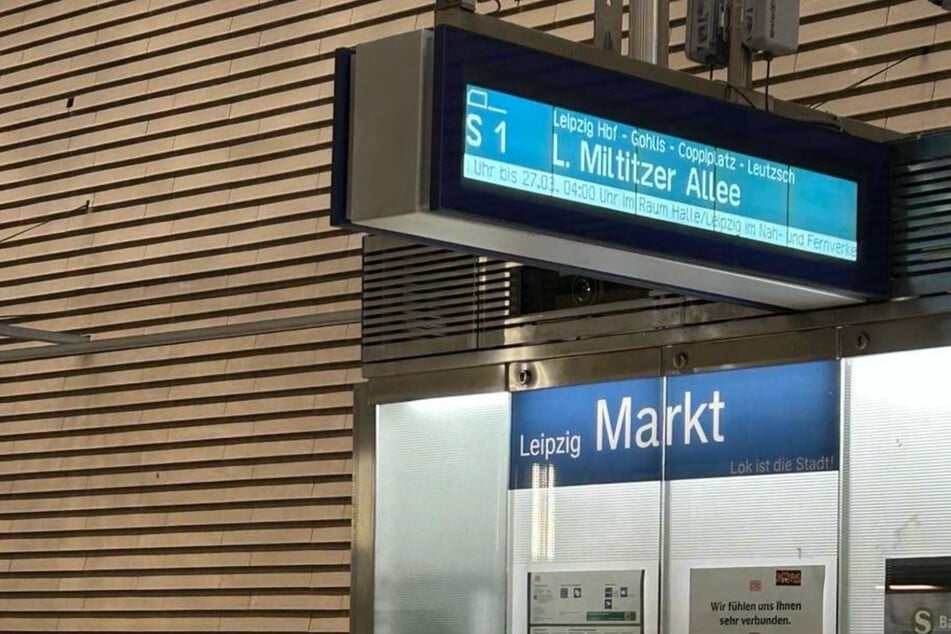 Da die Sticker der offiziellen Schrift sehr ähneln, fallen sie auf den ersten Blick kaum auf. Am Markt heißt es: "Lok ist die Stadt!"