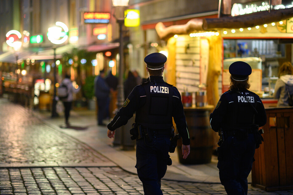Polizisten in der Dresdner Altstadt. Auch im Januar soll es in der Landeshauptstadt intensive Kontrollen geben.