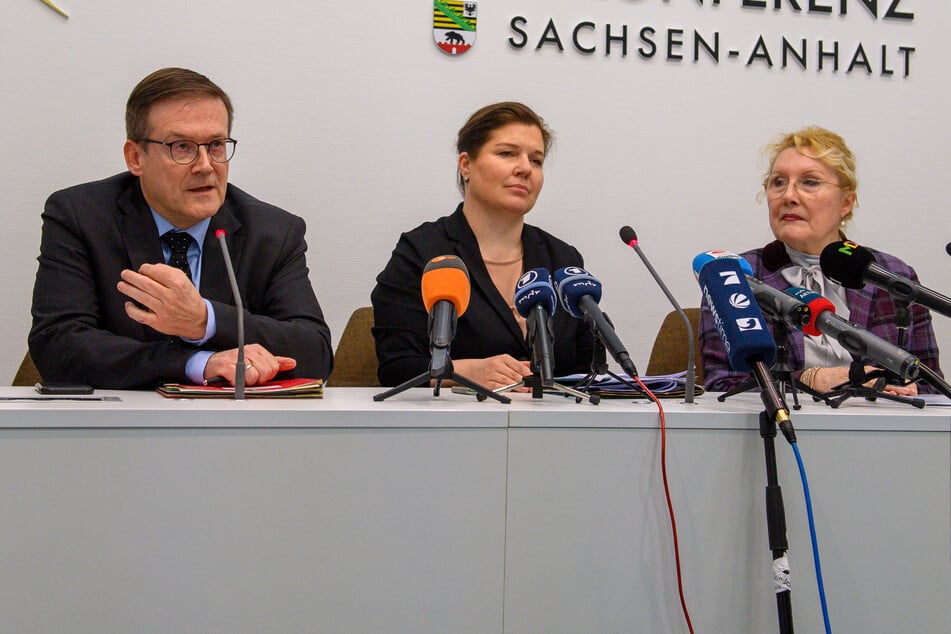 Der Bundesopferbeauftragte Roland Weber (v.l.), Landesjustizministerin Franziska Weidinger und Landesopferbeauftragte Gabriele Theren teilten den aktuellen Stand der Betroffenenzahlen nach dem Attentat in Magdeburg mit.