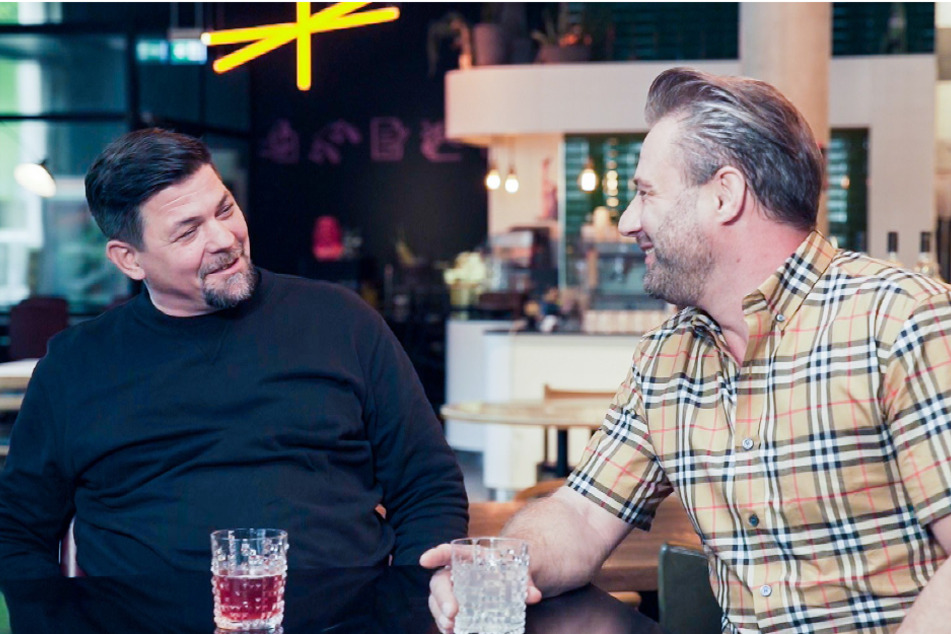 Tim Mälzer (49, l.) und Sasha (48) wollen in der neuen Show mit ihrem Musikwissen punkten.