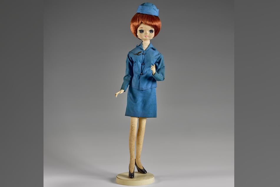 Das DDR-Lufthansa-Maskottchen: Eine langbeinige Stewardess wirbt für die kurzlebige Airline.