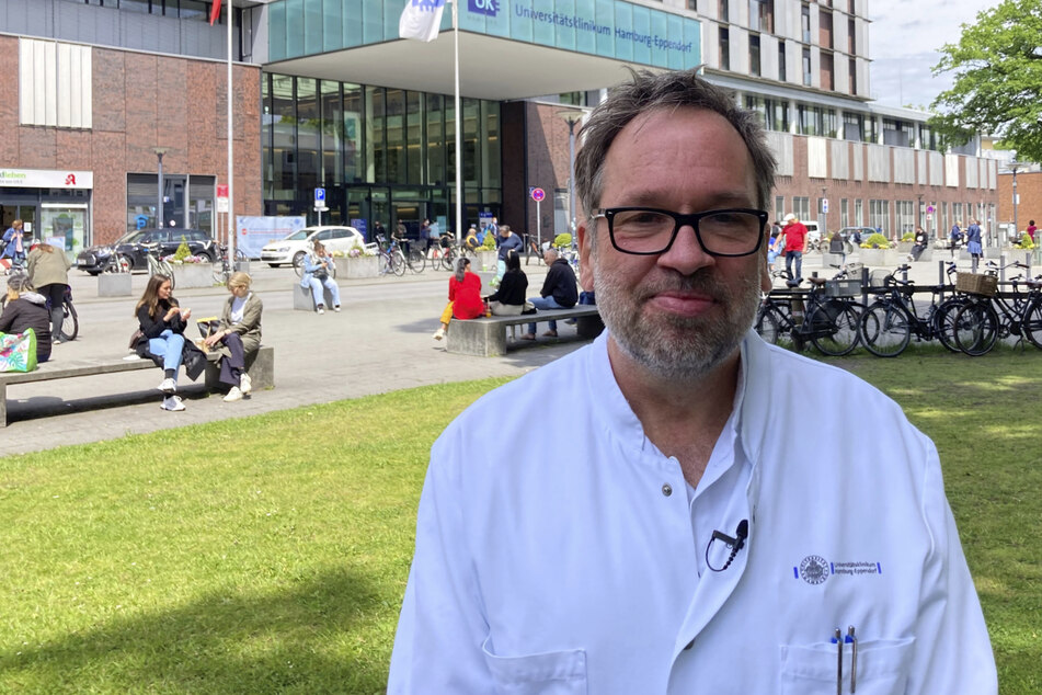 Der Oberarzt der Infektiologie am UKE, Stefan Schmiedel, spricht über den ersten bekannt gewordenen Affenpocken-Fall in Hamburg.