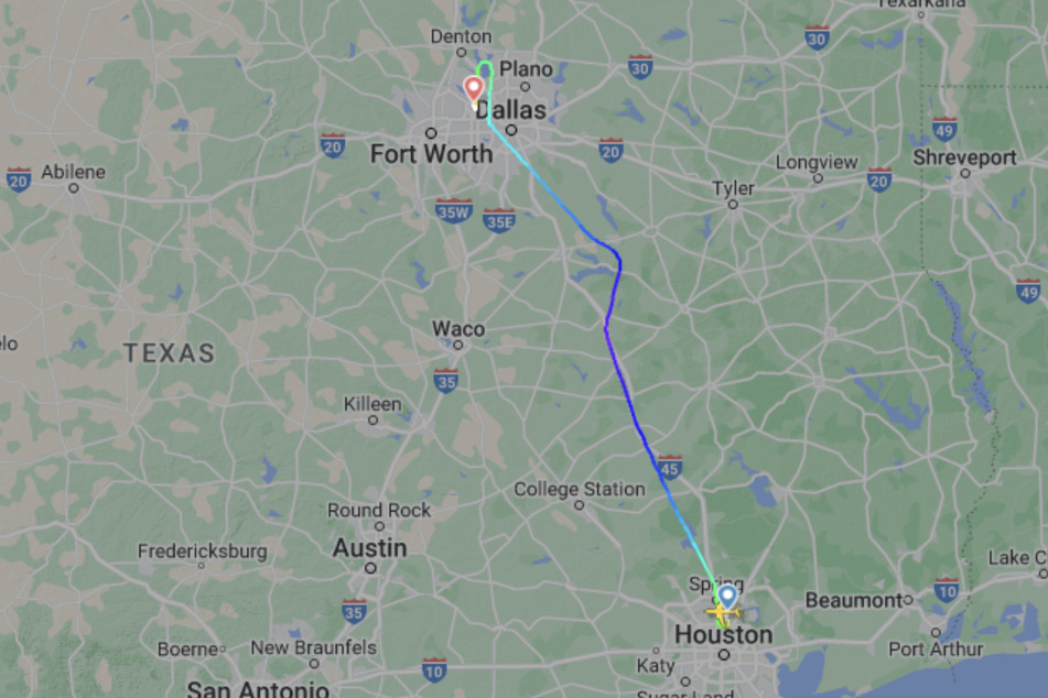 Auf Flightradar.de sieht man, dass der Flug nach Dallas umgeleitet werden musste.