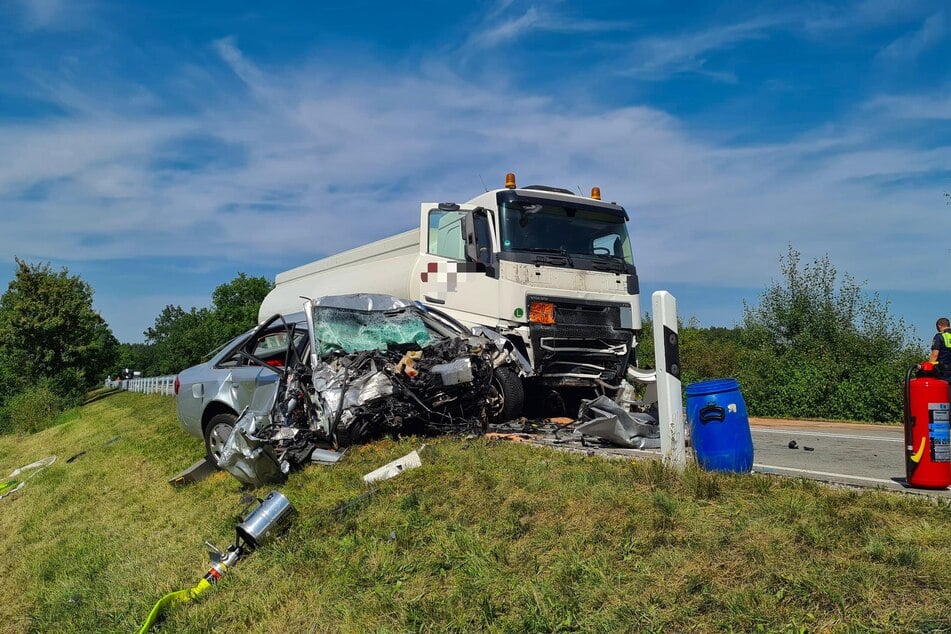 Laut Polizeiangaben geriet der Autofahrer aus zunächst ungeklärter Ursache in den Gegenverkehr.