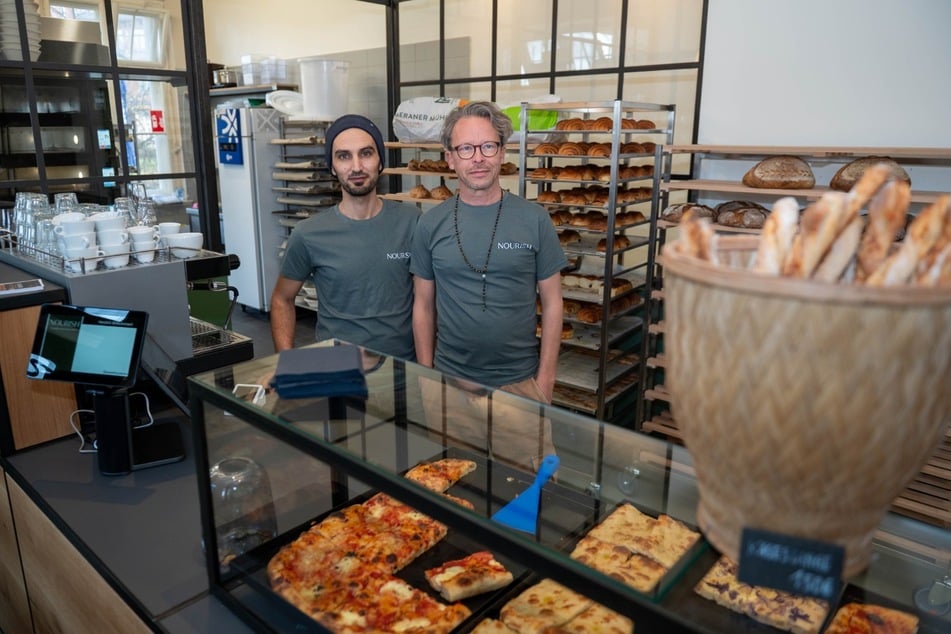 Nouredin Almekdad (34, l.) und Matthias Brühl (56) betreiben seit Anfang Januar die Bäckerei Nourish im Leipziger Westen.