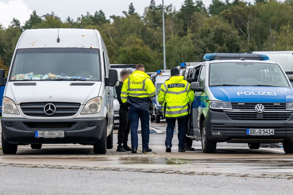 Die Polizeibeamten während einer Kontrolle am Rasthof "Auerswalder Blick" an der A4.