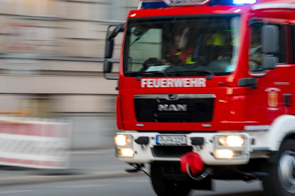 Feuerwehr wird zu Zimmerbrand gerufen: Drei Personen verletzt