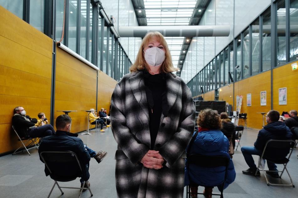Petra Köpping (63, SPD) besuchte am Mittwoch ein Impfzentrum in Leipzig, um sich dort beim Personal zu bedanken.