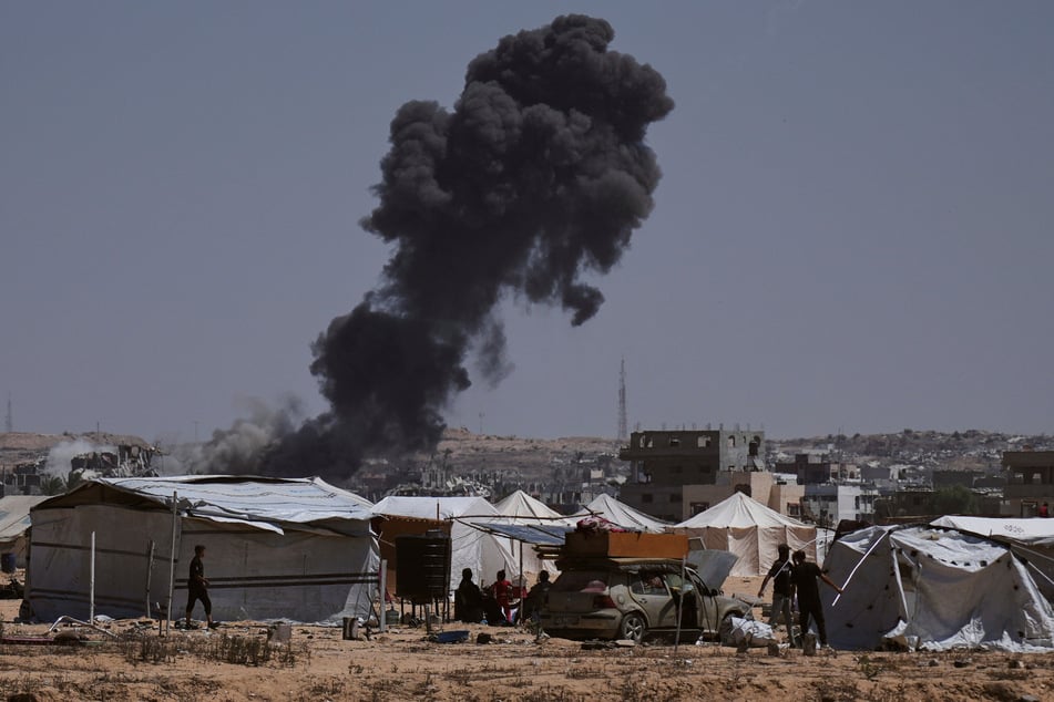 Rauch steigt auf nach einem Angriff der israelischen Armee im zentralen Gazastreifen. (Archivbild)