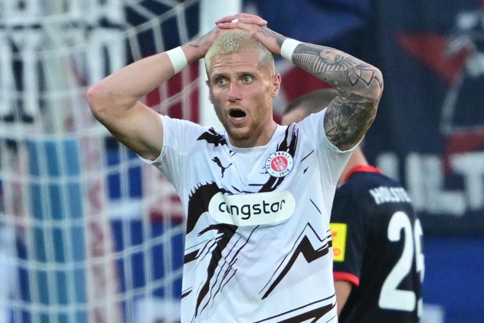 Ein Sinnbild: St. Paulis Louis Oppie (24) hadert mit einer vergebenen Chance der Kiezkicker.