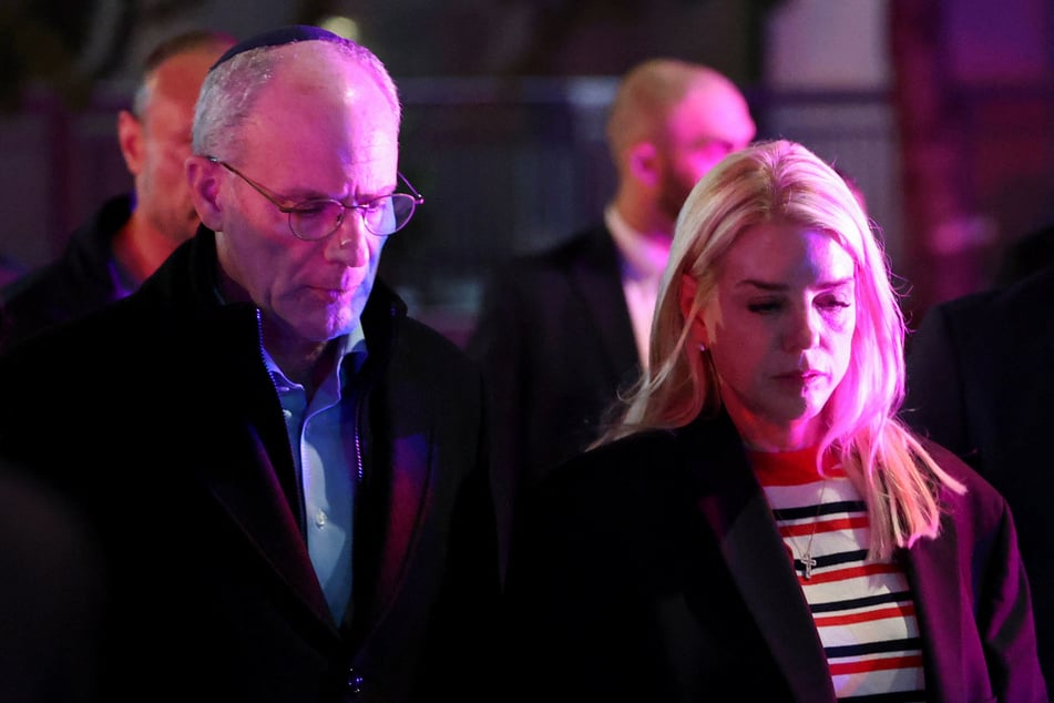 US Attorney General Pam Bondi (r.) and Israeli Ambassador to the US Yechiel Leiter visit the site where two Israeli embassy staff were shot dead near the Capital Jewish Museum in Washington.