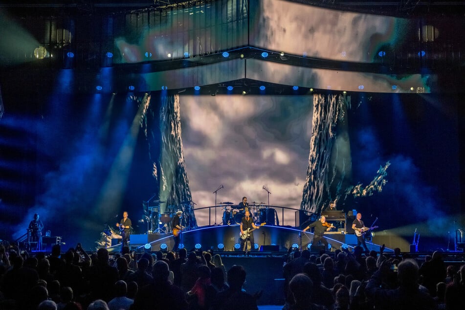 Leinen los, volle Fahrt, Santiano! Die Shanty-Rocker waren am Mittwoch zu Gast in der Quarterback Immobilien Arena in Leipzig.