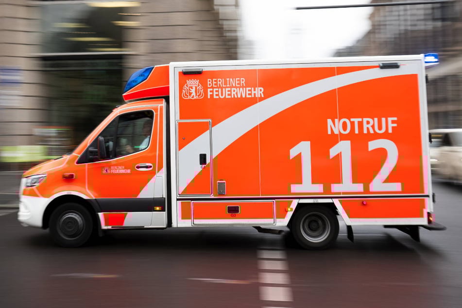 Der Motorradfahrer musste mit Kopf‑ und Rückenverletzungen ins Krankenhaus gebracht werden. (Symbolbild)