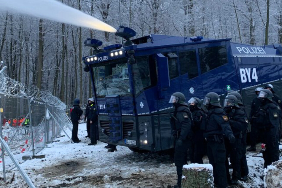Das Polizeipräsidium Mittelhessen veröffentlichte ein Foto des Wasserwerfer-Einsatzes auf Twitter.