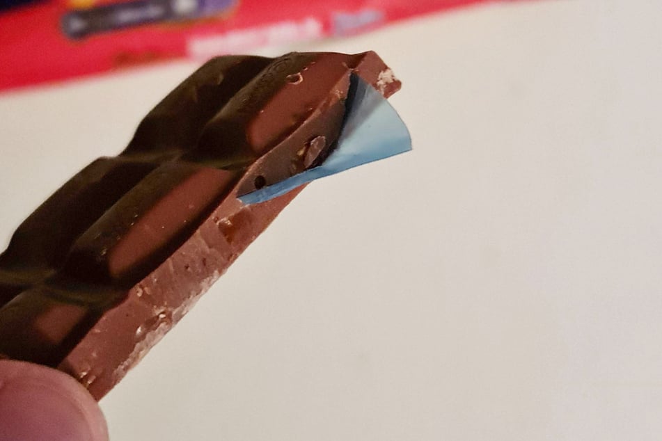 Daniel (37) published this photo of the chocolate bar with the piece of plastic stuck in it on Reddit.