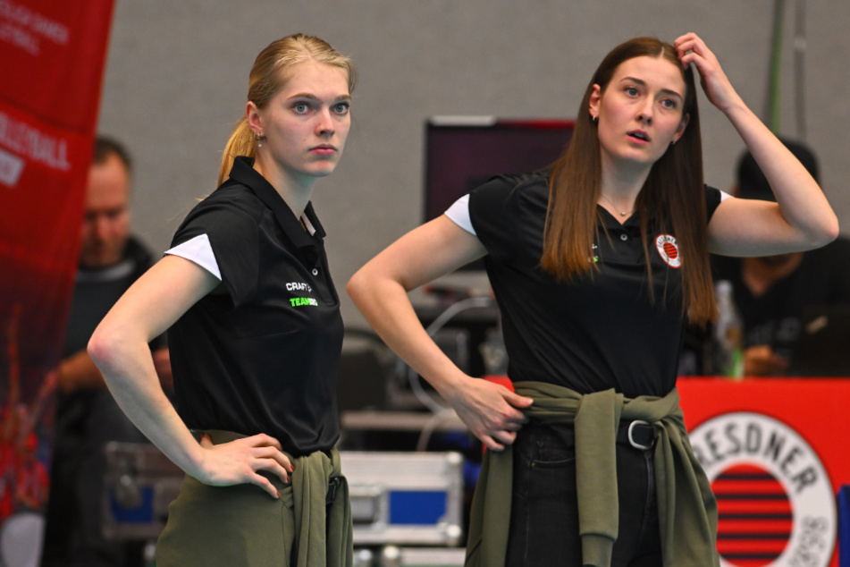 Linda Bock (l.) und Sarah Straube mussten verletzt zuschauen.