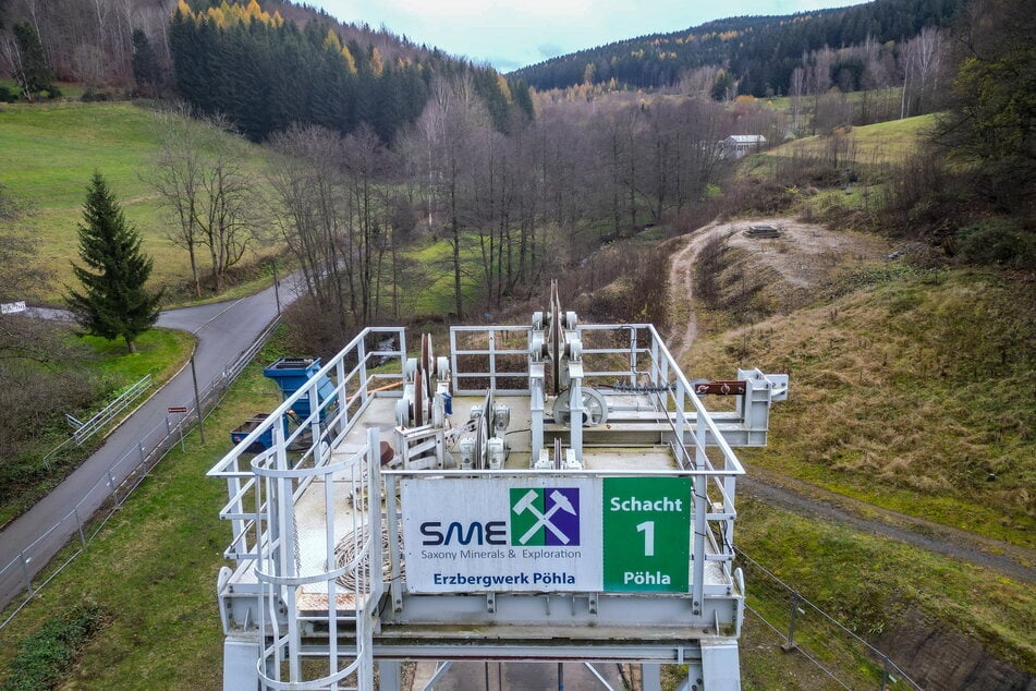 Blick auf den provisorischen Förderturm in Pöhla: Die Saxony Minerals &amp; Exploration AG plant hier ein neues Bergwerk, um Zinn, Wolfram, Flussspat und Indium abzubauen.