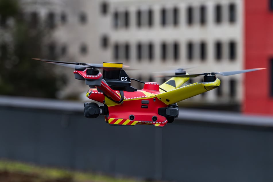 Die Einsatzdrohnen sind in Feuerwehrfarben foliert und so gut zu erkennen.