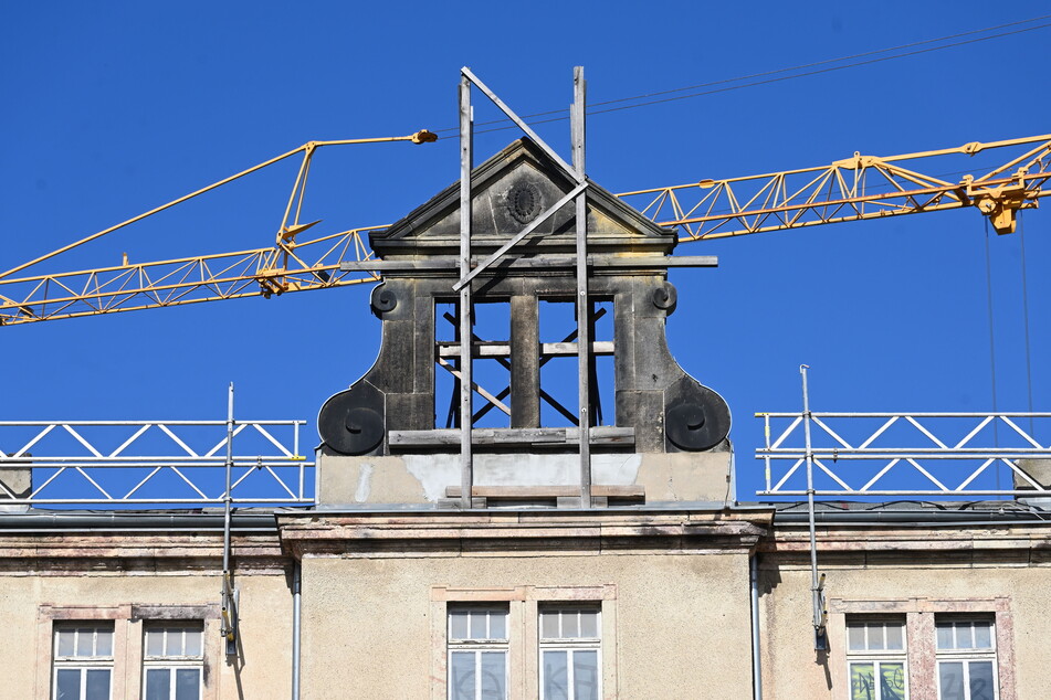 Das Dach der "Einheit" erhält eine neue Beton-/Ziegeldecke.