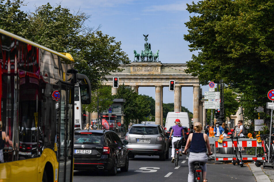 Reger Verkehr vor dem Brandenburger Tor. Der berühmte Boulevard Unter den Linden wird nächstes Jahr umgestaltet.