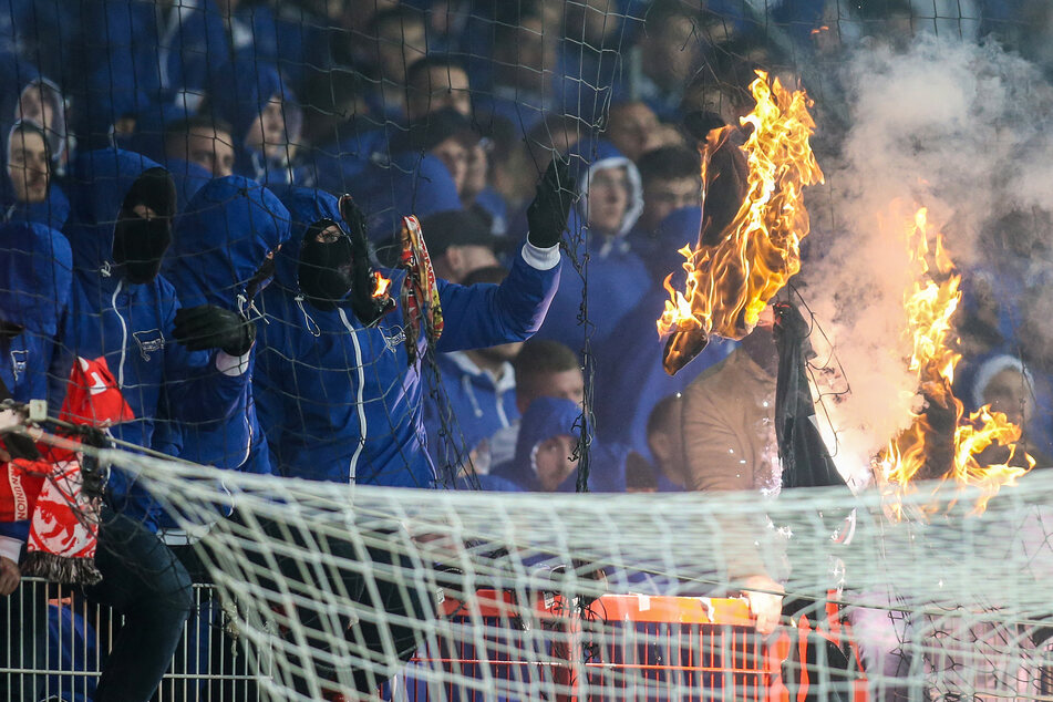 Hertha-Anhänger zündeten in der Hinrunde immer wieder Leuchtraketen und feuerten sie auch in Richtung Rasen und Zuschauerränge ab.