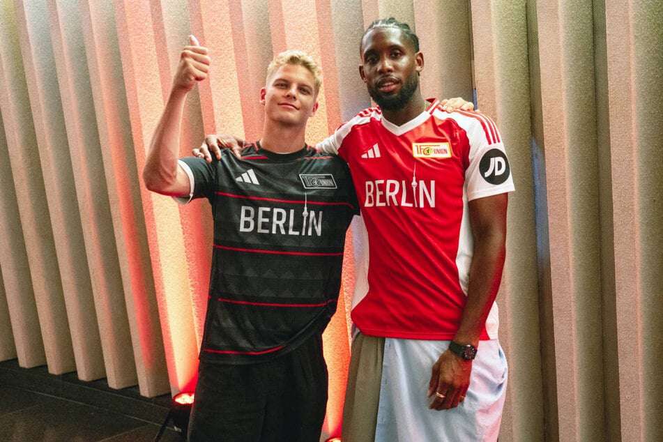 Andras Schäfer (25, l.) und Jordan (28) präsentieren das neue Auswärts- und Heimtrikot von Union Berlin bei einem Shooting im Fernsehturm.