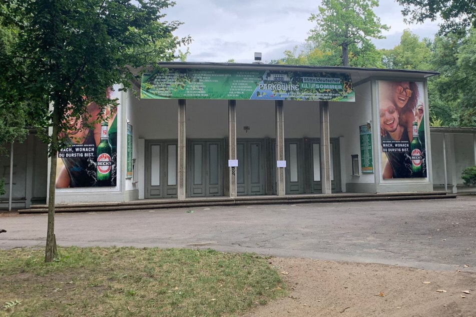 Weil ein Baum auf das Dach gestürzt ist, müssen Konzerte auf Leipzigs Parkbühne vorerst ausbleiben.