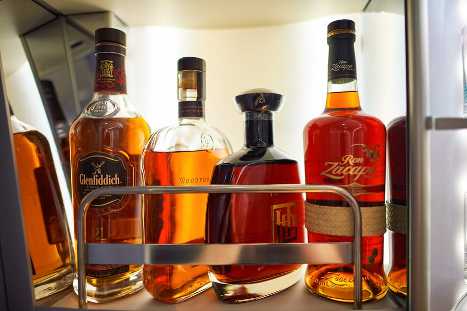 Se dice que el hombre pidió repetidamente bebidas alcohólicas durante el vuelo. (imagen simbólica)