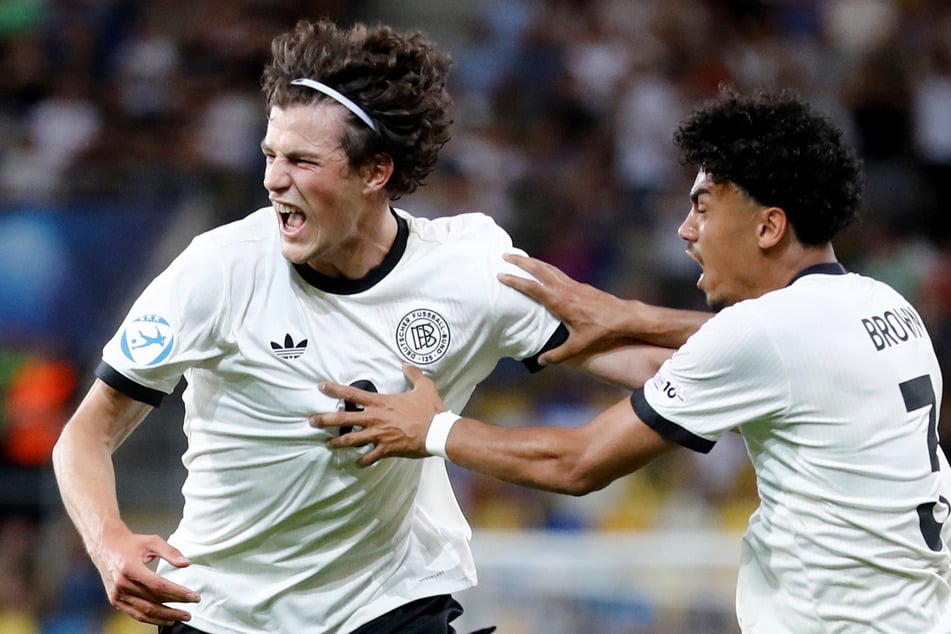 Merlin Röhl (22, l.) erzielte wenige Minuten vor Schluss das 3:2 für Deutschland - doch der Siegtreffer blieb nicht ohne Kontroverse.
