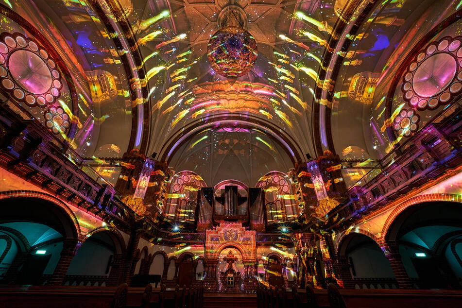 Fließende Lichtprojektionen werden an die Kirchenwände projiziert.