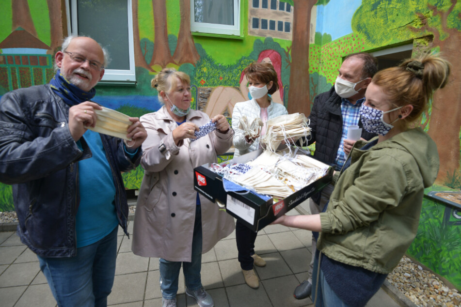 Karitative Kooperation: Dietmar Böhme (61, l.), Christiane Fiedler (60), Cornelia Utech (52), Jürgen Fischer (60) und Franziska Müller (26) mit Nase-Mundschutz-Masken.