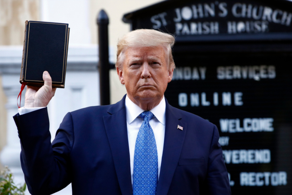 Donald Trump (74) hält eine Bibel, während er die St. John's Episcopal Church in Washington besucht.
