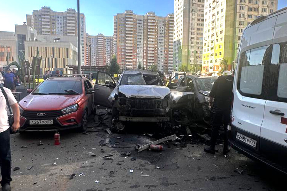 Als er gerade mit seiner Frau einsteigen wollte, explodierte plötzlich eine Bombe im silbernen Geländewagen eines russischen Offiziers.