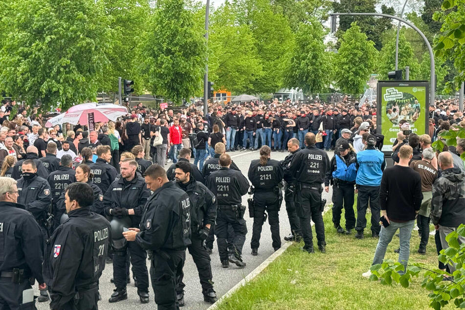 Rund 2500 St.-Pauli-Anhänger sind beim Fanmarsch zum Volksparkstadion dabei.