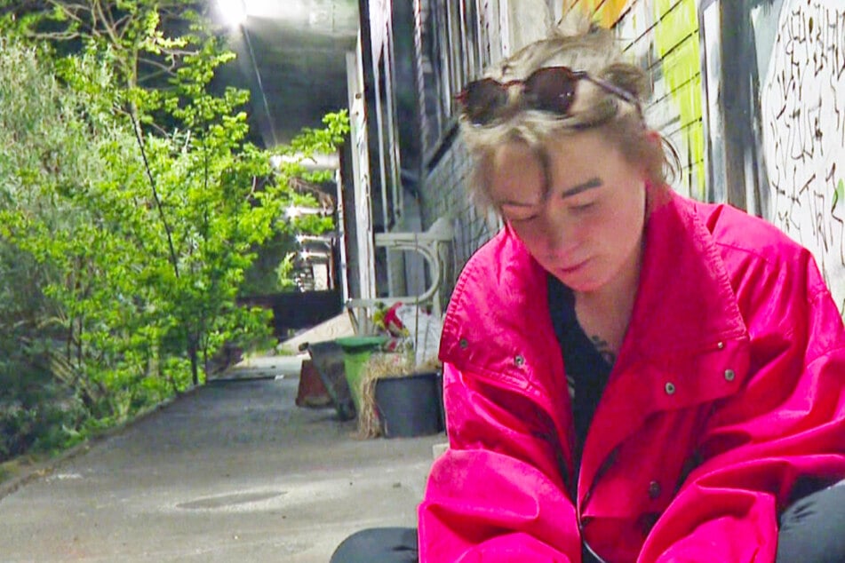 Drogensüchtige Lara hat neuen Freund und wird direkt von ihm angezeigt: "Halt die Fresse"