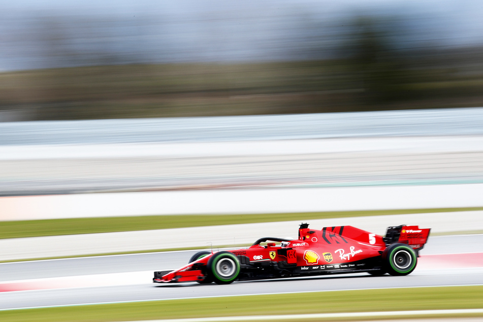 Sebastian Vettel aus Deutschland vom Team Scuderia Ferrari steuert sein Auto bei einer Testfahrt über die Rennstrecke in Montmelo (Spanien).
