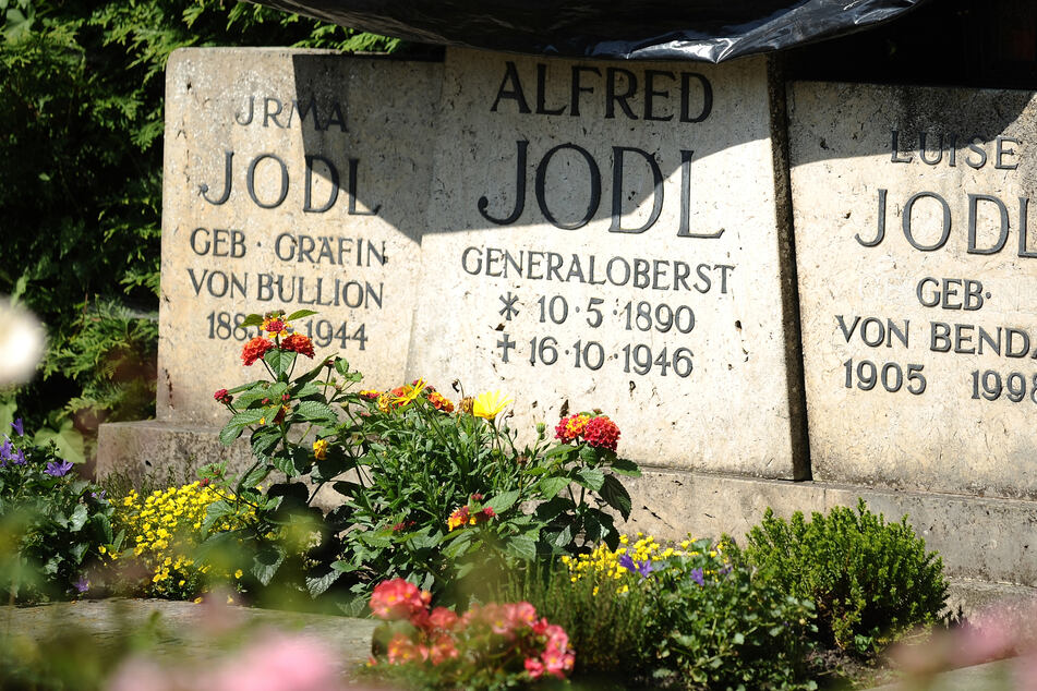 Das Grab von Generaloberst Alfred Jodl ist auf dem Friedhof auf der Fraueninsel im Chiemsee zum Teil mit einer Plane abgedeckt.