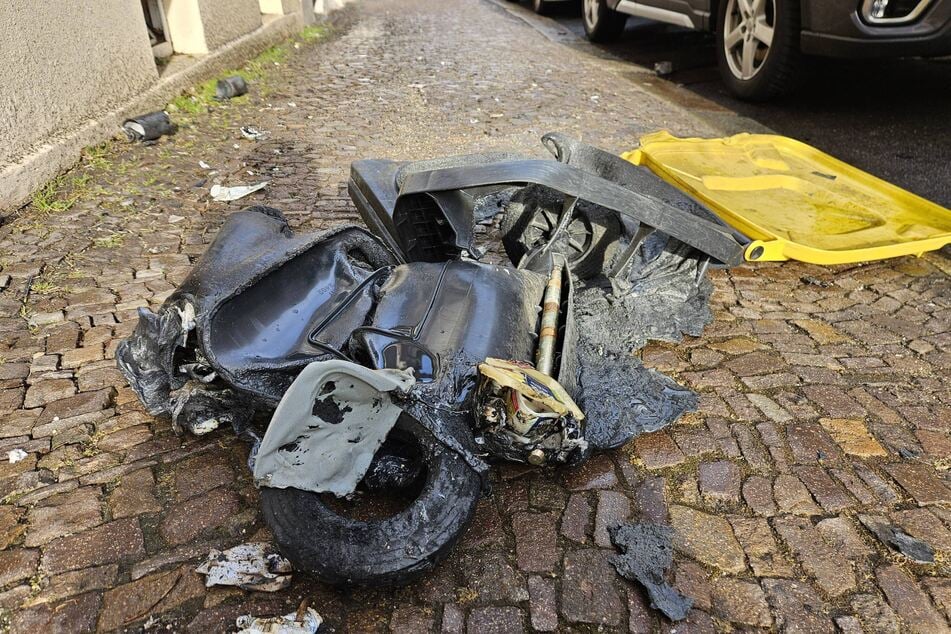 Mehrere Gelbe Tonnen wurden komplett zerstört.