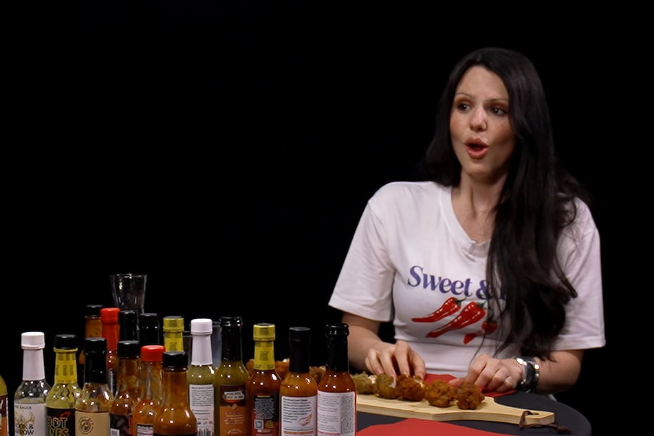 Selbst Ruby O. Fee (29), die laut eigener Aussage gerne scharf ist, hatte mit den Chicken Wings in der Show zu kämpfen.