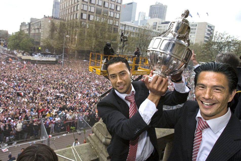 Mit Feyenoord Rotterdam schnappte sich Michael Mols (heute 52, r.) den niederländischen Pokal. (Archivfoto)