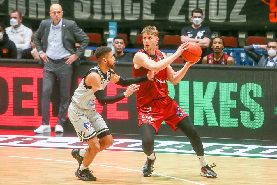 Er schaffte in Chemnitz den Sprung vom Nachwuchs in die BBL: der ehemalige Niners-Kapitän Jonas Richter (28, r.).