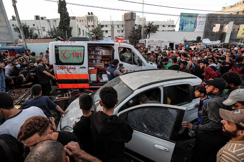 Es sollen erst alle Verwundeten aus Gaza gebracht werden, ehe die Ausreise wieder aufgenommen werde.