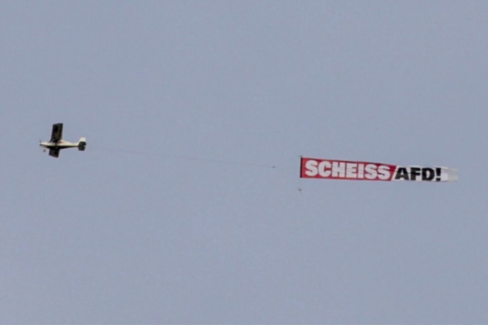 Auch ein Flugzeug mit Banner wurde eingesetzt.