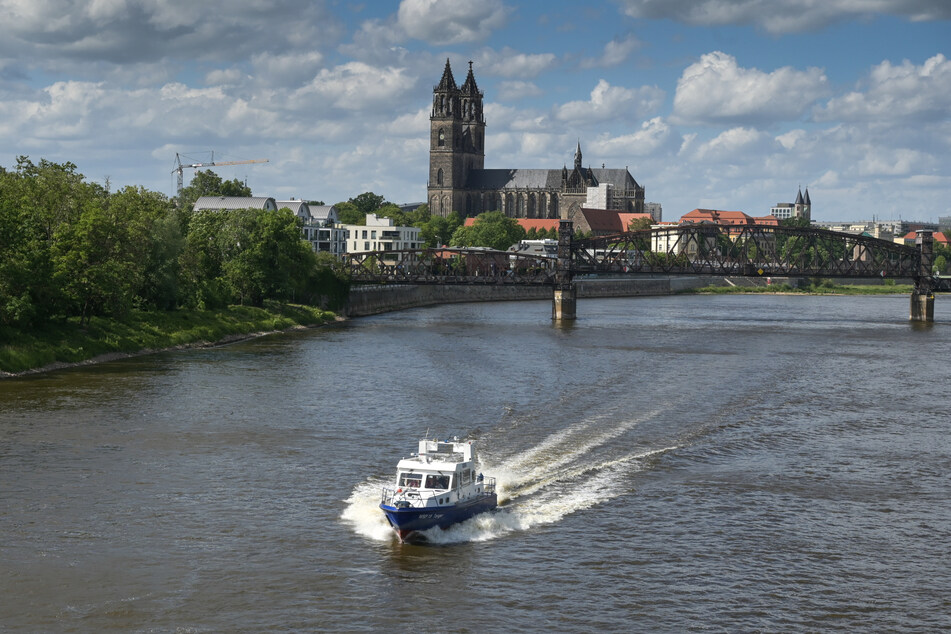 Ein Radfahrer sprang auf seiner Flucht vor der Polizei in die Magdeburger Elbe.