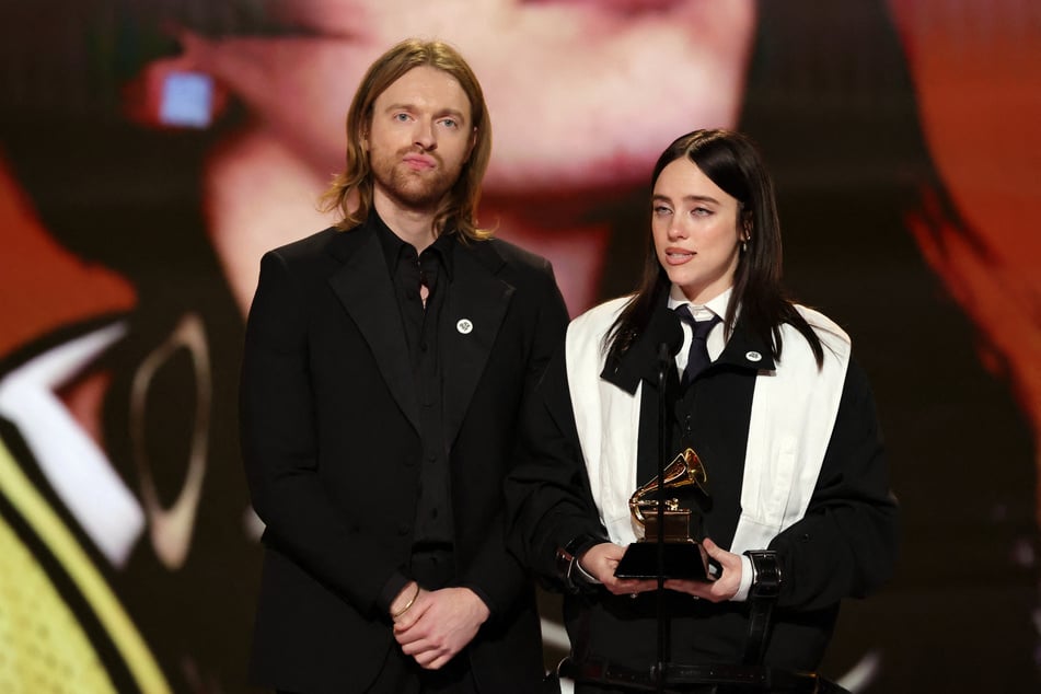 Billie Eilish (24, r.) und Finneas O'Connell (28) übten in ihrer Dankesrede Kritik an der US-Einwanderungsbehörde.