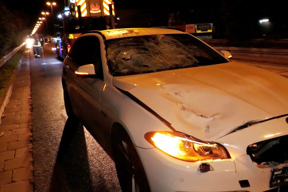 Tödlicher Unfall: Mann (†22) läuft über Straße und wird frontal von BMW erfasst